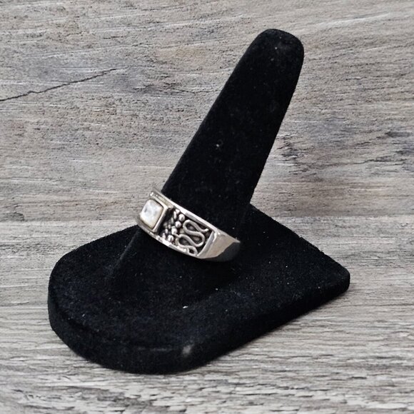 Vintage Silver Tone White Calcite Inlay Art Deco Etched Ring - Picture 1 of 7